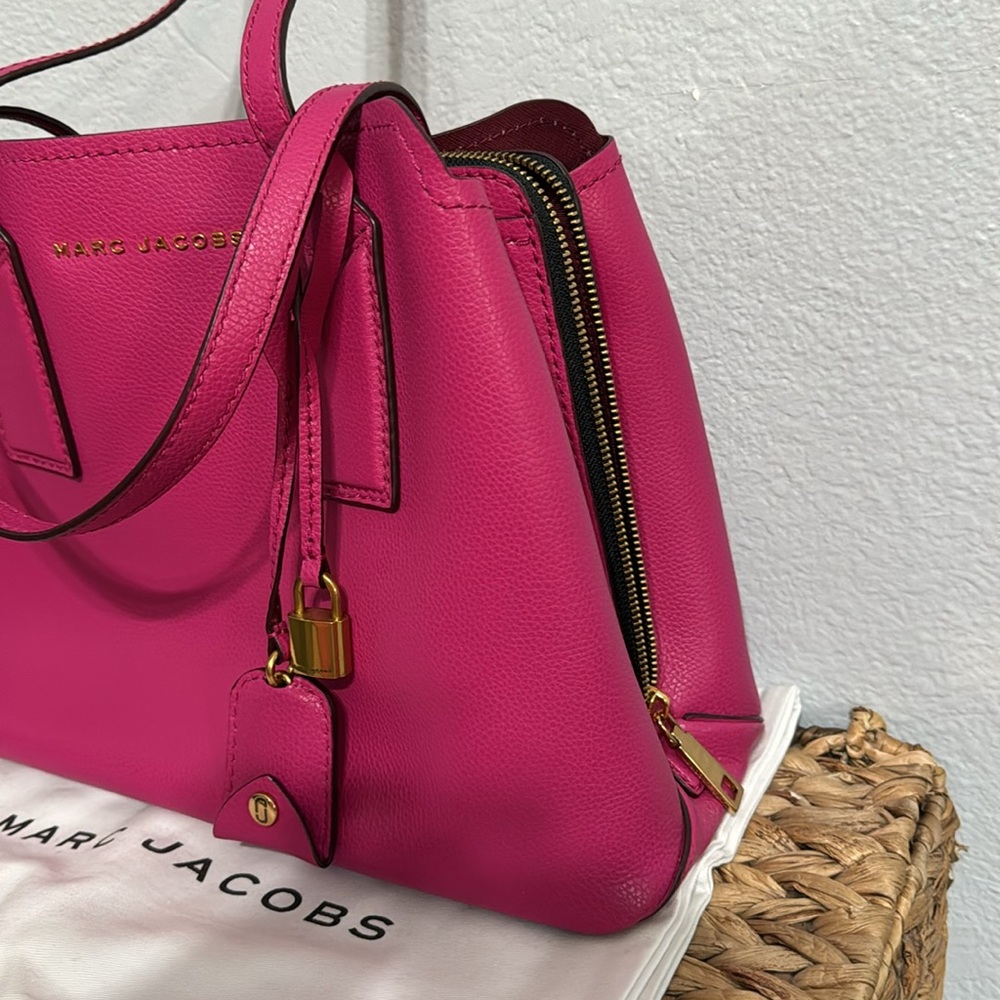 MARC JACOBS MAGENTA THE EDITOR 38
MEDIUM TOTE with Gold Accents - Picture 2 of 7
